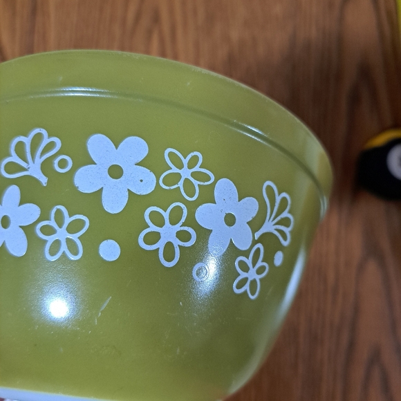 Pyrex Vintage 401 Spring Blossom Crazy Daisy Mixing Bowl 1 1/2 Pint - Picture 2 of 8